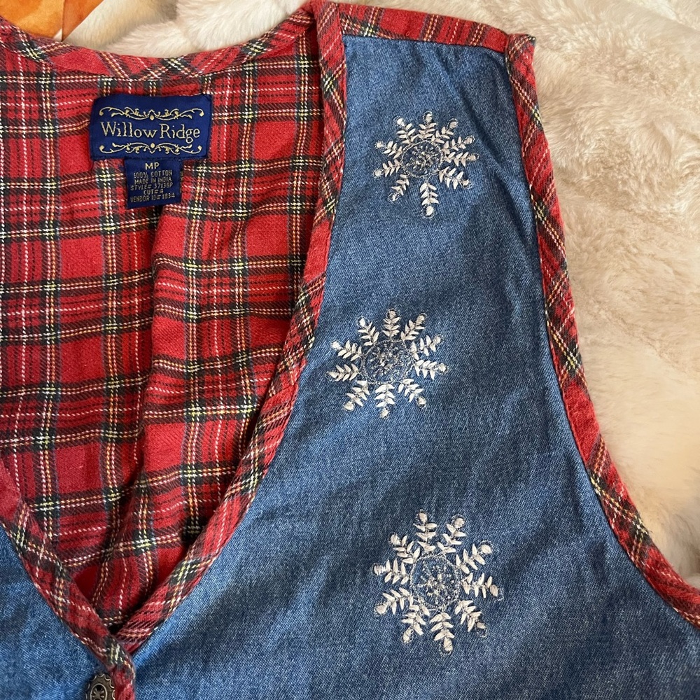 Willow Ridge MP Embroider Snowflake Snowman Chambray Plaid Button Teacher Vest